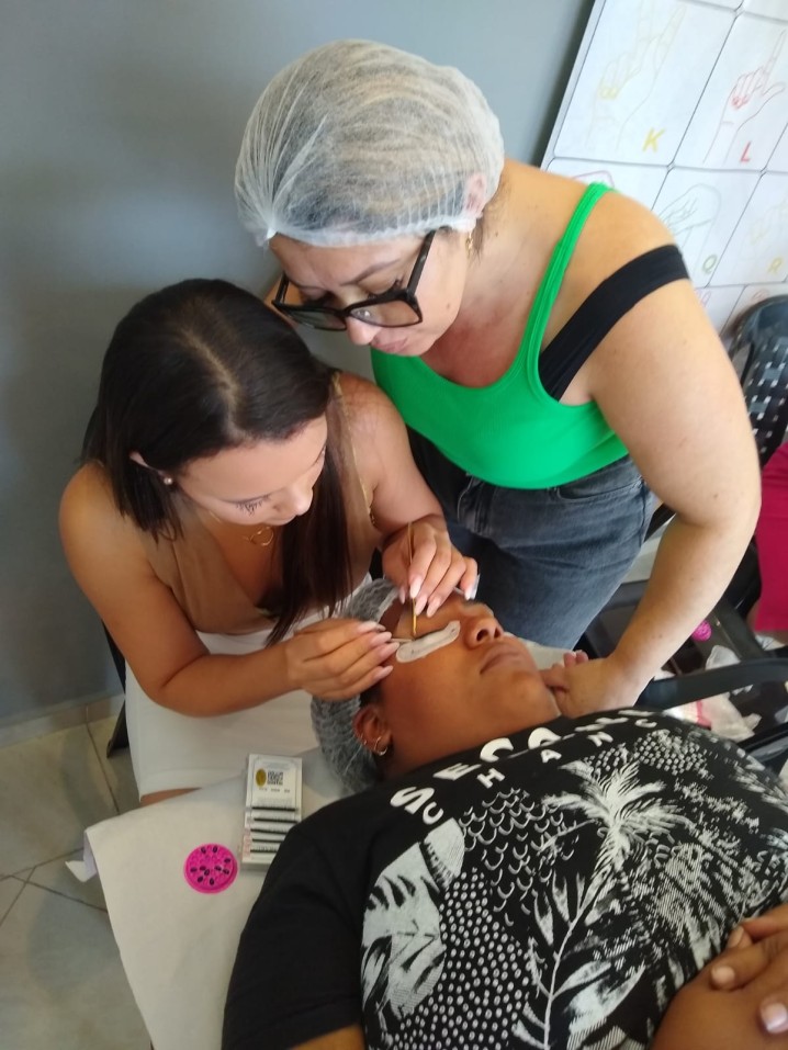 Transformando Olhares, Restaurando Almas: A Importância Vital do Curso de Extensão de Cílios da Associação Sempre Juntos.