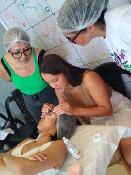 Transformando Olhares, Restaurando Almas: A Importância Vital do Curso de Extensão de Cílios
