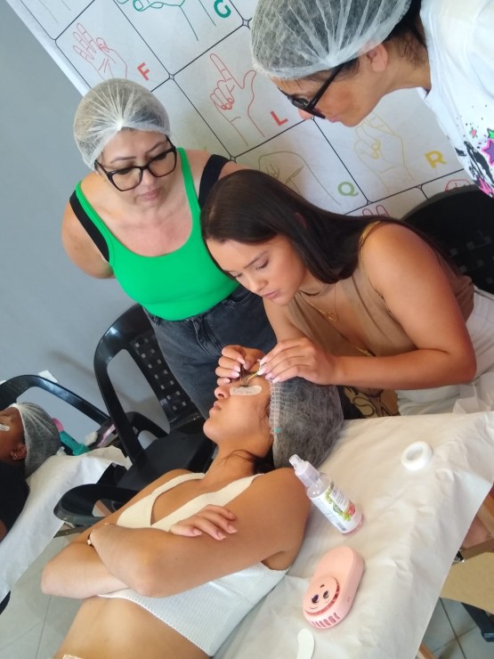 Transformando Olhares, Restaurando Almas: A Importância Vital do Curso de Extensão de Cílios