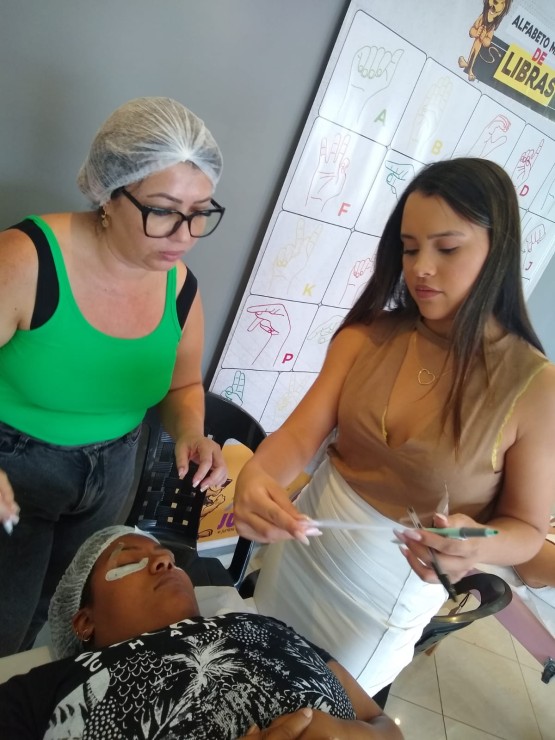 Transformando Olhares, Restaurando Almas: A Importância Vital do Curso de Extensão de Cílios