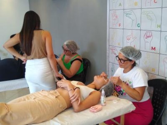 Transformando Olhares, Restaurando Almas: A Importância Vital do Curso de Extensão de Cílios
