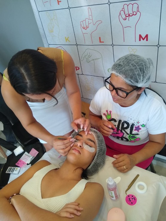 Transformando Olhares, Restaurando Almas: A Importância Vital do Curso de Extensão de Cílios