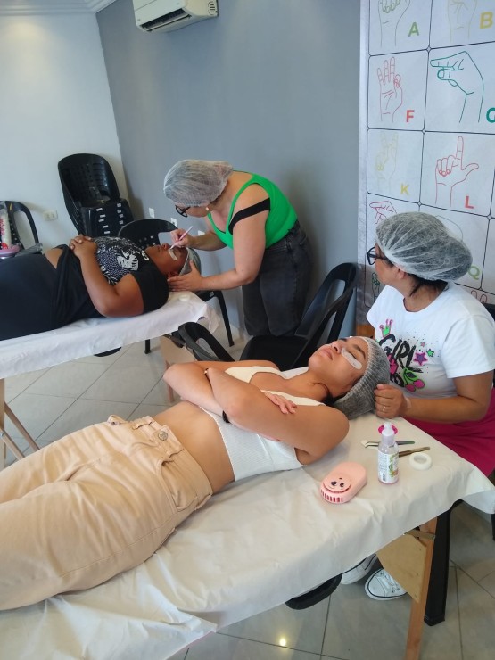 Transformando Olhares, Restaurando Almas: A Importância Vital do Curso de Extensão de Cílios