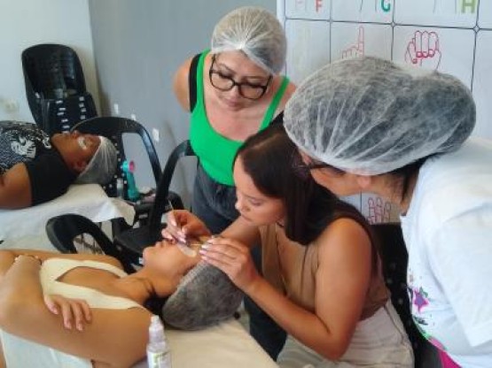 Transformando Olhares, Restaurando Almas: A Importância Vital do Curso de Extensão de Cílios