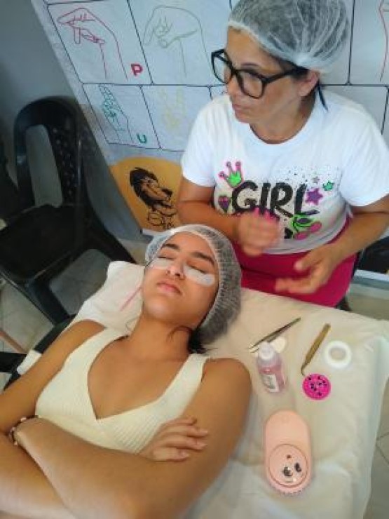 Transformando Olhares, Restaurando Almas: A Importância Vital do Curso de Extensão de Cílios