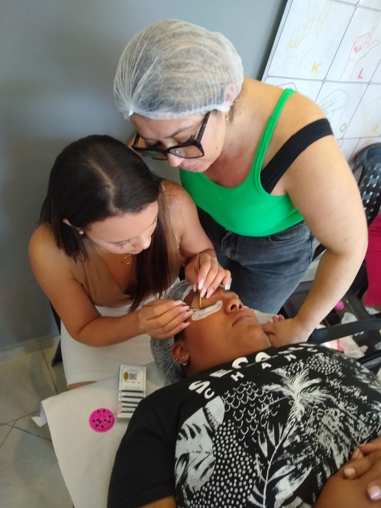 Transformando Olhares, Restaurando Almas: A Importância Vital do Curso de Extensão de Cílios