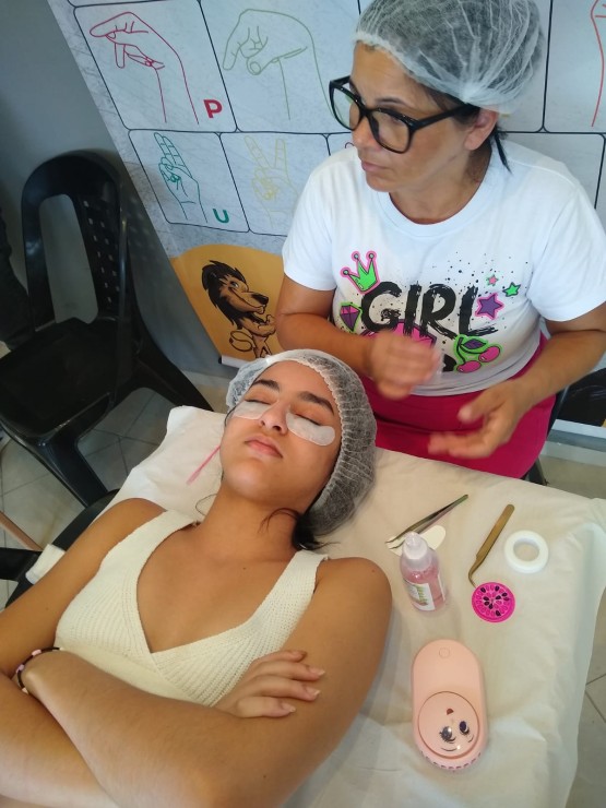 Transformando Olhares, Restaurando Almas: A Importância Vital do Curso de Extensão de Cílios