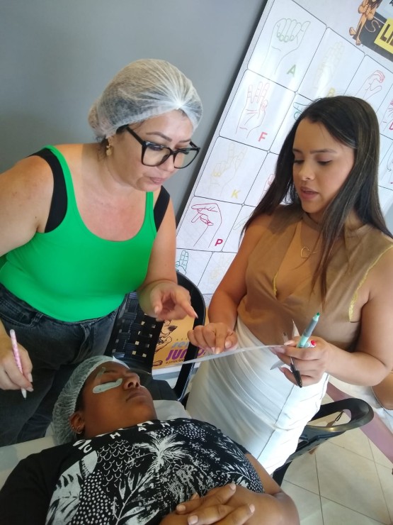 Transformando Olhares, Restaurando Almas: A Importância Vital do Curso de Extensão de Cílios